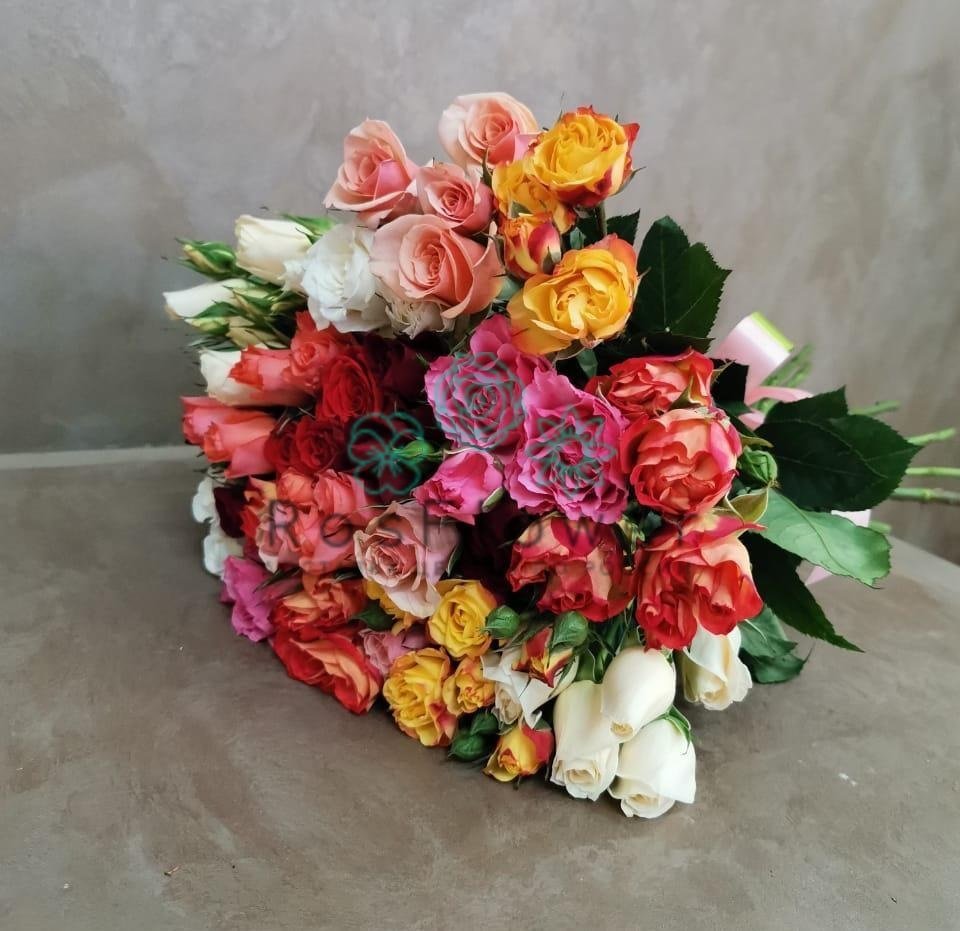 Букет пестрое настроение в Олекминске Букет цветов из: Розы в Олекминске