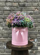 Композиция Яркие эмоции в Олекминске Цветочная композиция из Гипсофила и Розы в шляпной коробке в Олекминске