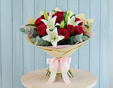 Букет Элегантная гармония в Олекминске Букет цветов из:  Лилии и Розы в Олекминске