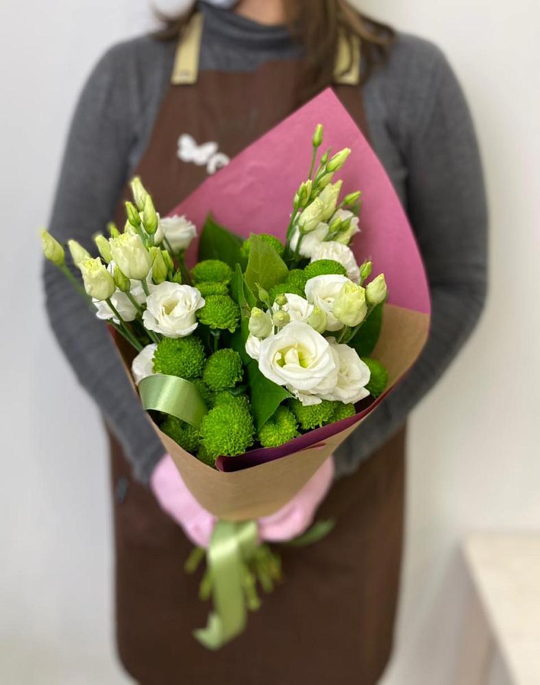 Букет морозный день в Олекминске Букет цветов из: Хризантемы и Лизиантусы в Олекминске