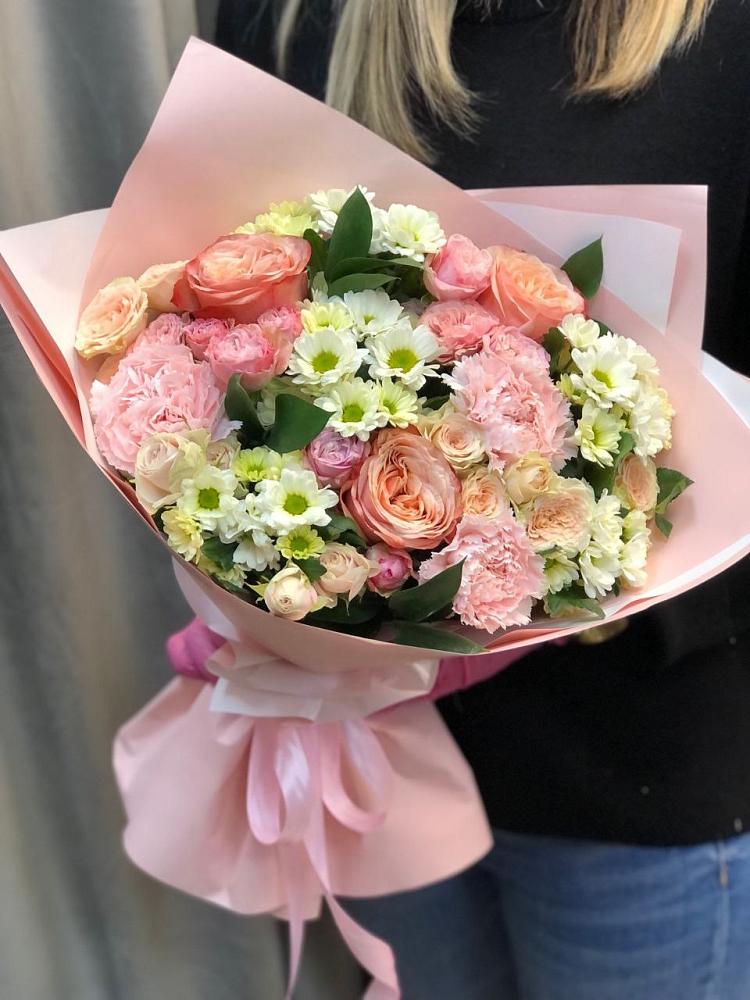 Букет нежные объятья в Олекминске Букет цветов из: Гвоздики, Розы и Хризантемы в Олекминске