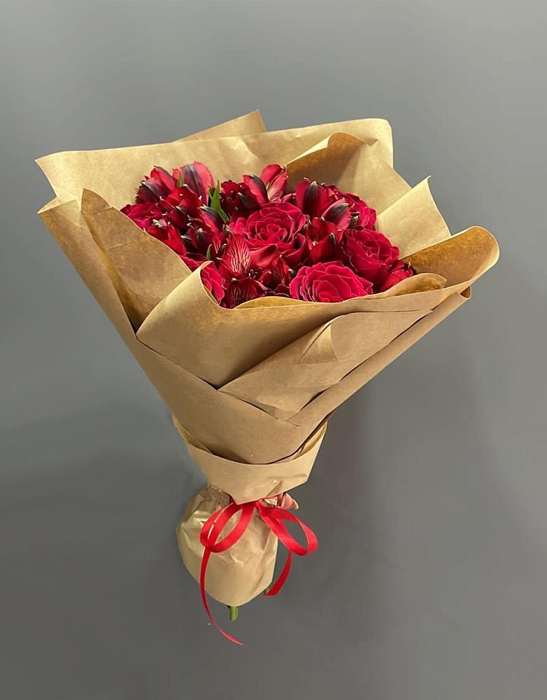 Букет прекрасной женщине в Олекминске Букет цветов из: Альстромерии и Розы в Олекминске