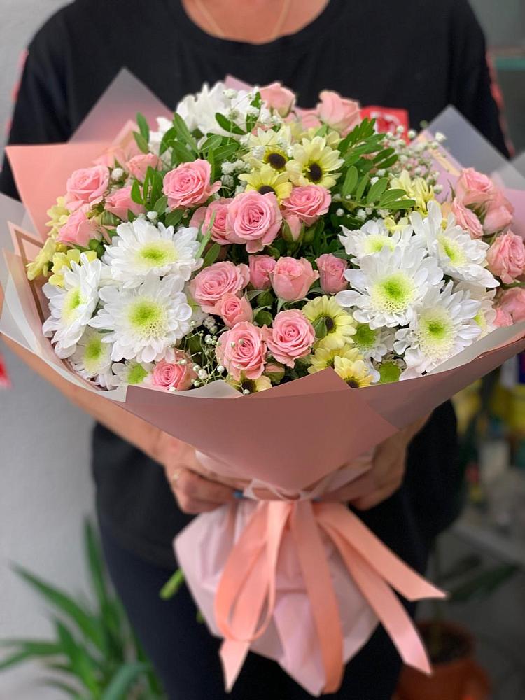 Букет юношеские грезы в Олекминске Букет цветов из: Розы и Хризантемы в Олекминске