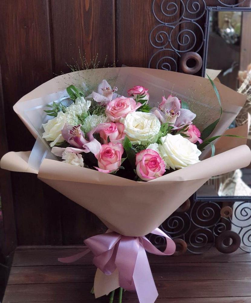 Букет майское утро в Олекминске Букет цветов из: Гвоздики, Орхидеи, Розы и Хризантемы в Олекминске