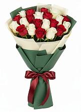 Микс из красных и белых роз в Олекминске Букет Микс из красных и белых роз в Олекминске