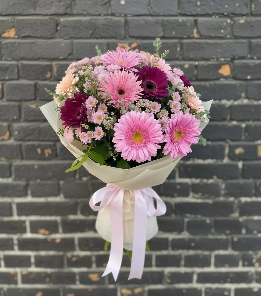 Букет яркие краски в Олекминске Букет цветов из: Герберы и Хризантемы в Олекминске