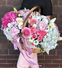 Цветочная композиция из Розы, Хризантемы, Пионы и Лизиантусы в корзине в Олекминске