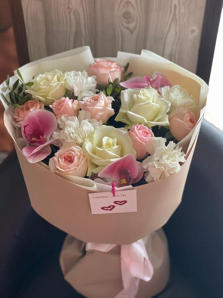 Букет ноктюрн в Олекминске Букет цветов из: Орхидеи, Розы и Гвоздики в Олекминске