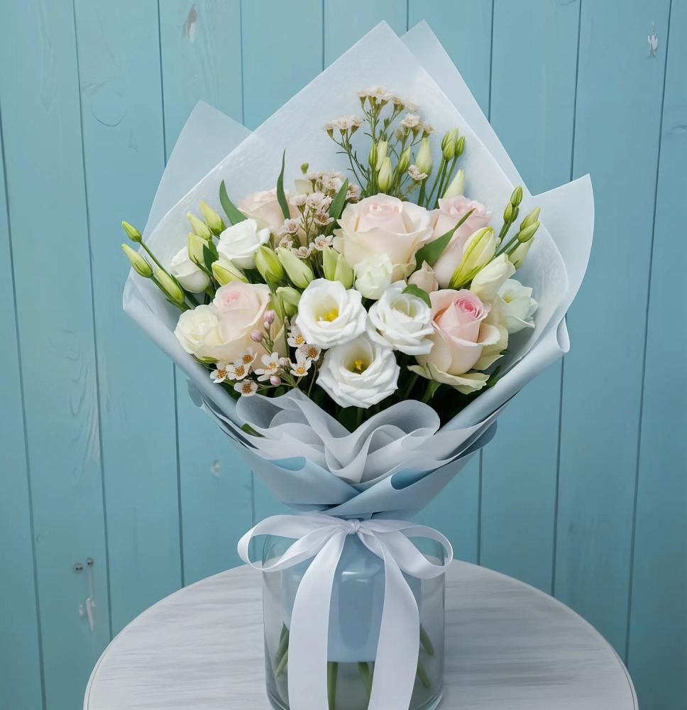 Букет очаровательный аромат в Олекминске Букет цветов из: Розы и Лизиантусы в Олекминске