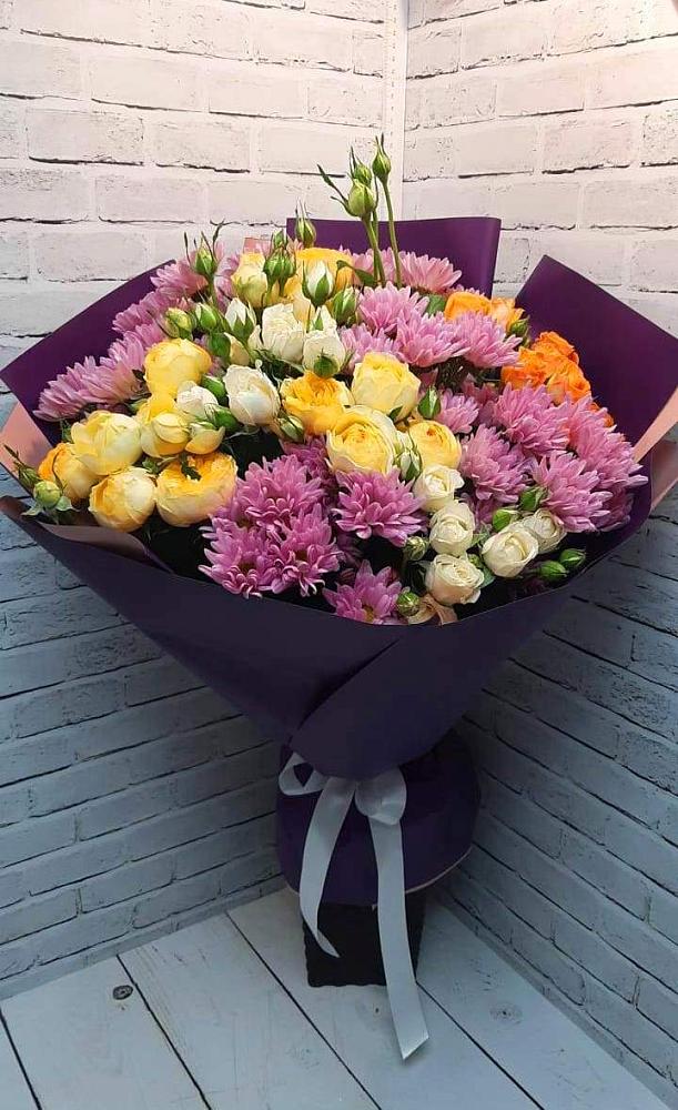 Букет Красочный праздник в Олекминске Букет цветов из: Хризантемы и Розы в Олекминске