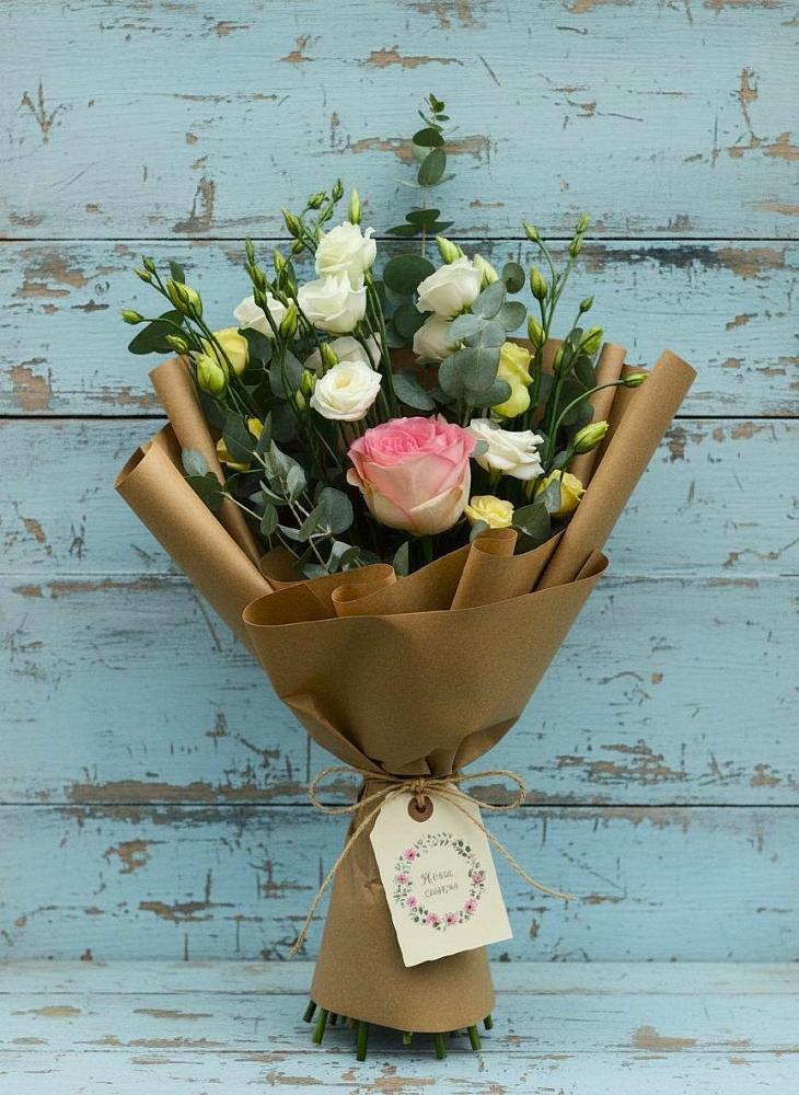 Букет нежный привет в Олекминске Букет цветов из: Розы и Лизиантусы в Олекминске