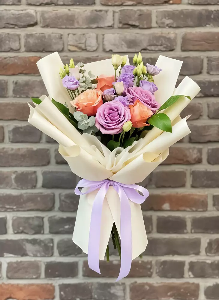 Букет цветочные ноты в Олекминске Букет цветов из: Лизиантусы и Розы в Олекминске