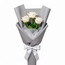 Букет 3 белые розы в Олекминске Букет 3 белые розы в Олекминске