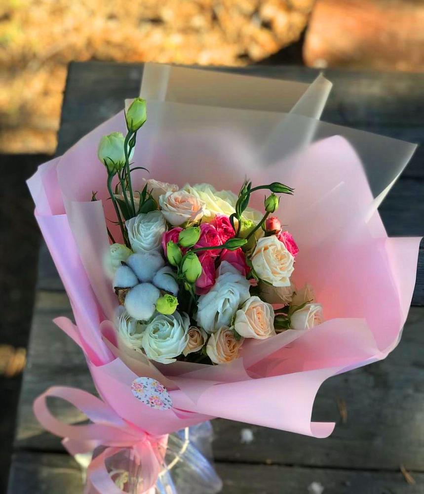 Букет цветочный коктейль в Олекминске Букет цветов из: Розы и Лизиантусы в Олекминске