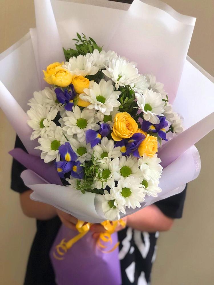 Букет солнечный привет в Олекминске Букет цветов из: Ирисы, Хризантемы и Розы в Олекминске