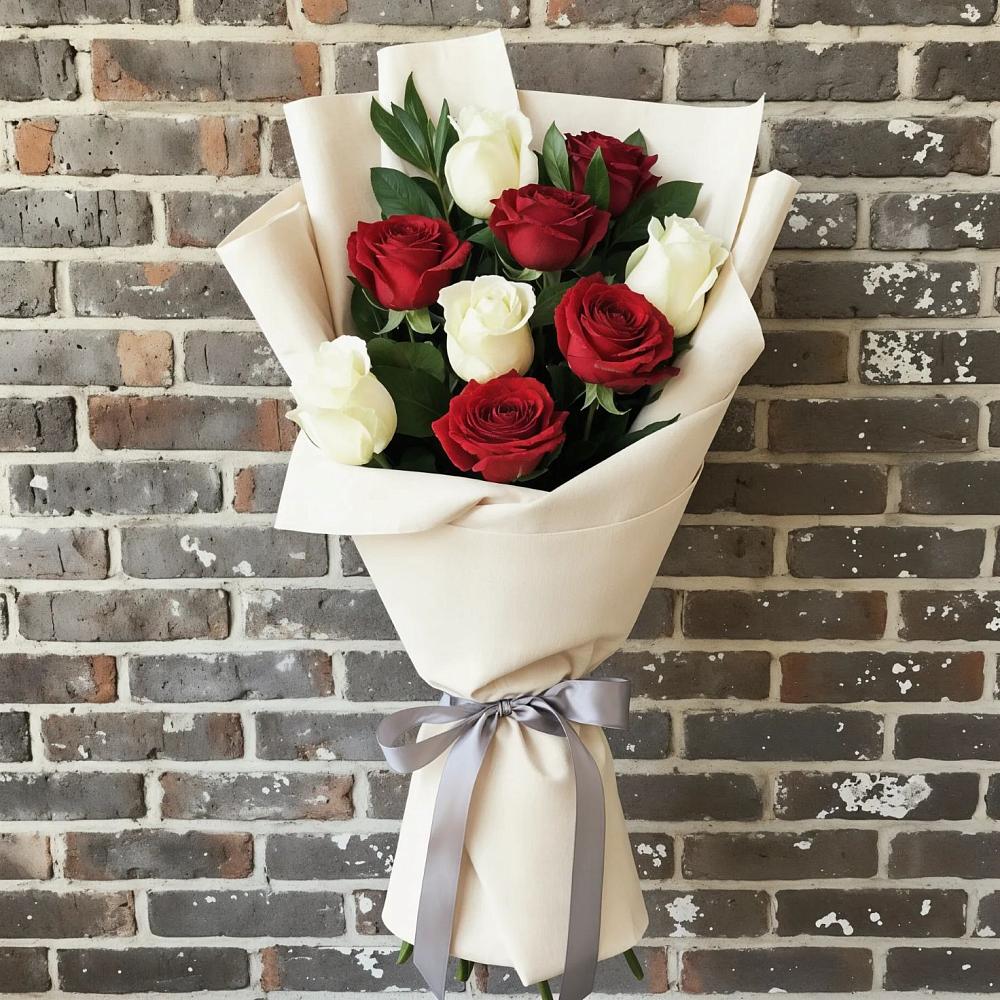 Букет красно-белые розы в Олекминске Букет цветов из: Розы в Олекминске