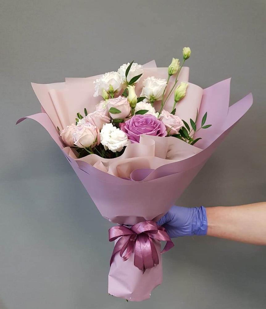 Букет Легкое дыхание в Олекминске Букет цветов из: Розы и Лизиантусы в Олекминске
