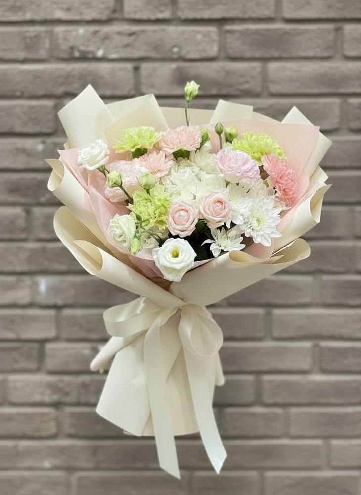 Букет Трепет мечты в Олекминске Букет цветов из: Гвоздики, Розы, Лизиантусы и Хризантемы в Олекминске