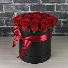 Композиция исключительность в Олекминске Цветочная композиция из Розы в шляпной коробке в Олекминске