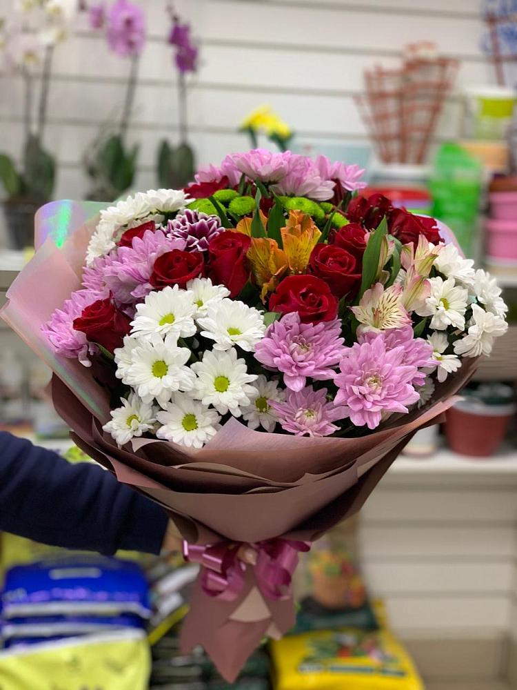 Букет салют цветов в Олекминске Букет цветов из: Розы, Хризантемы и Альстромерии в Олекминске