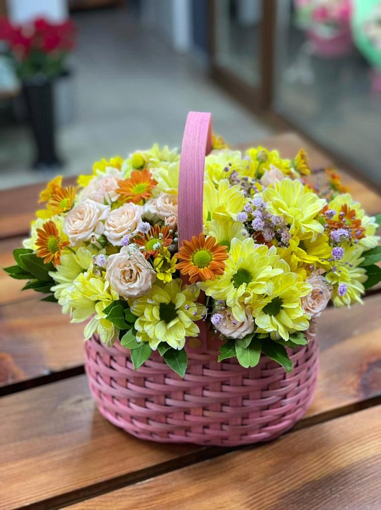 Композиция цветы лета в Олекминске Цветочная композиция из Хризантемы и Розы в корзине в Олекминске