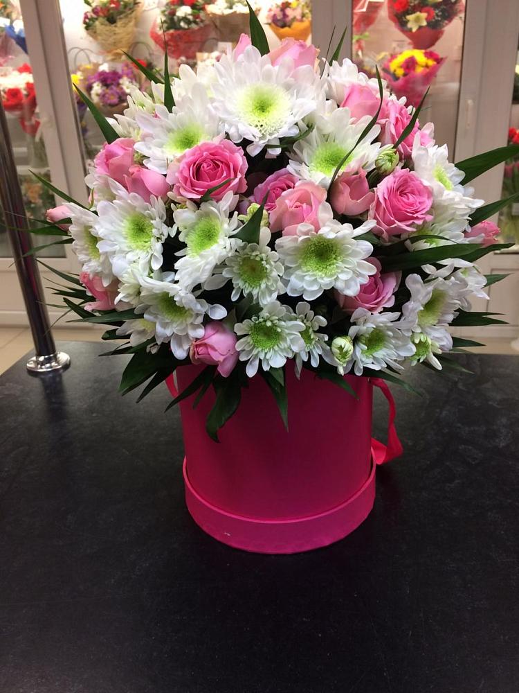 Композиция грация в Олекминске Цветочная композиция из Розы и Хризантемы в шляпной коробке в Олекминске