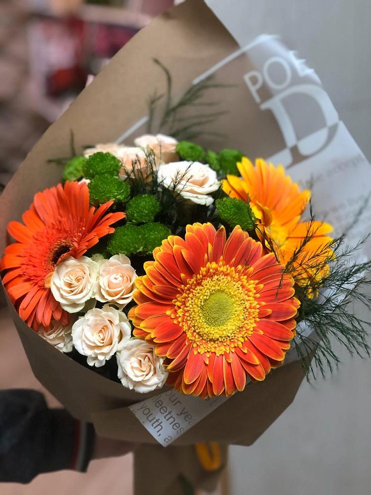 Букет желтый закат в Олекминске Букет цветов из: Герберы, Хризантемы и Розы в Олекминске