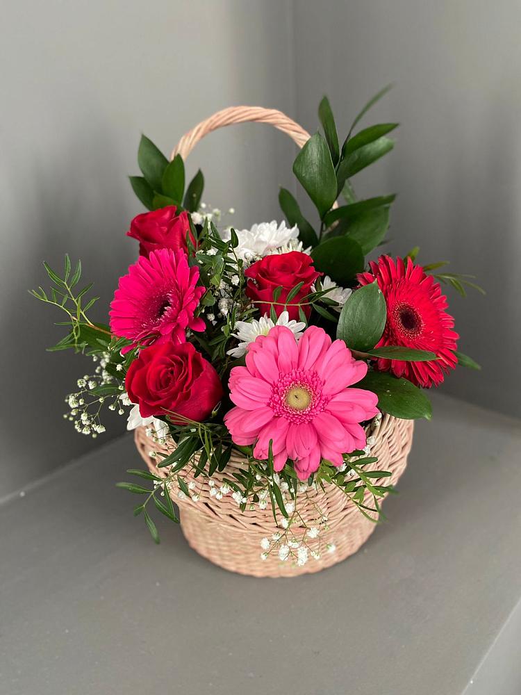 Композиция радостное событие в Олекминске Цветочная композиция из Розы, Хризантемы и Герберы в корзине в Олекминске