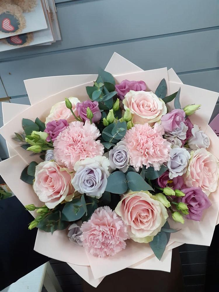 Букет обаятельный в Олекминске Букет цветов из: Розы, Гвоздики и Лизиантусы в Олекминске