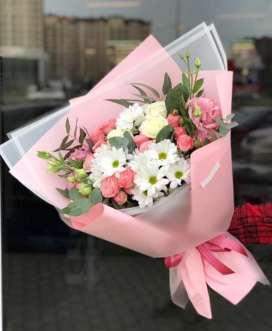 Букет цветов из: Розы, Лизиантусы и Хризантемы в Олекминске