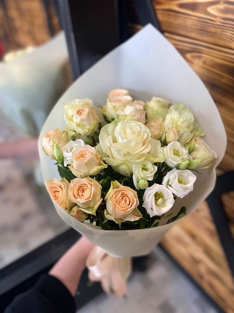 Букет Летний бриз в Олекминске Букет цветов из: Розы и Лизиантусы в Олекминске