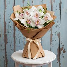 Букет Белые орхидеи в Олекминске Букет цветов из:  Орхидеи и Розы в Олекминске