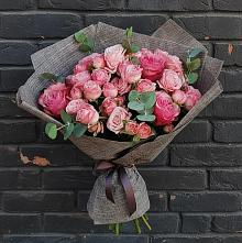 Букет розы в пальмах в Олекминске Букет цветов из:  Розы в Олекминске