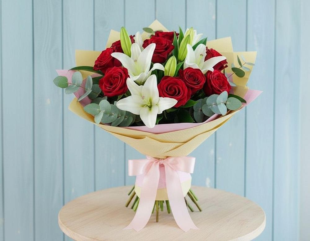 Букет Элегантная гармония в Олекминске Букет цветов из: Лилии и Розы в Олекминске